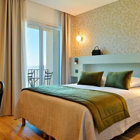 Отель Des Roches 3*