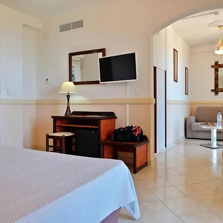 Отель Des Roches Сартен