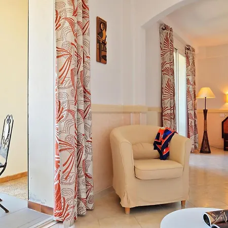 Des Roches Отель 3*