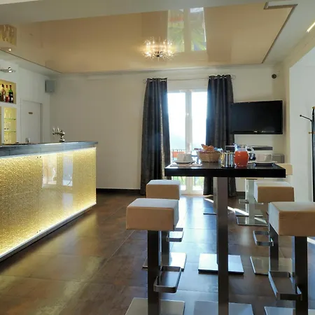 Des Roches Отель