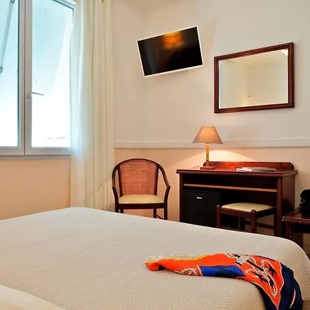 Des Roches Hotel 3*