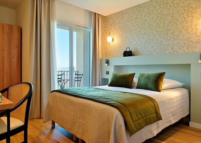 فندق Des Roches 3*