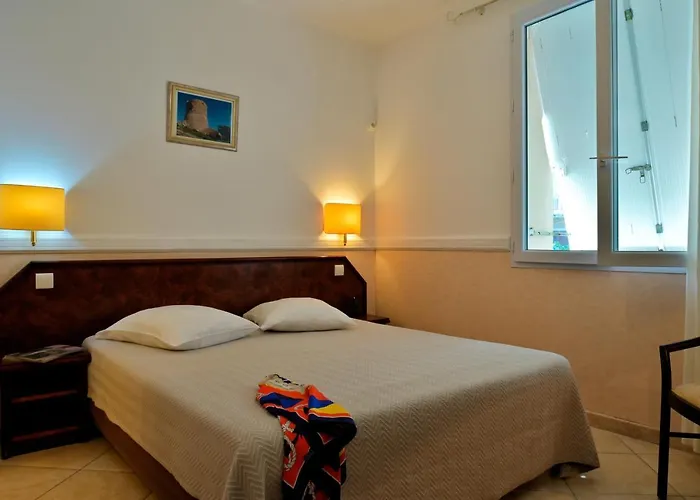 فندق Des Roches 3*
